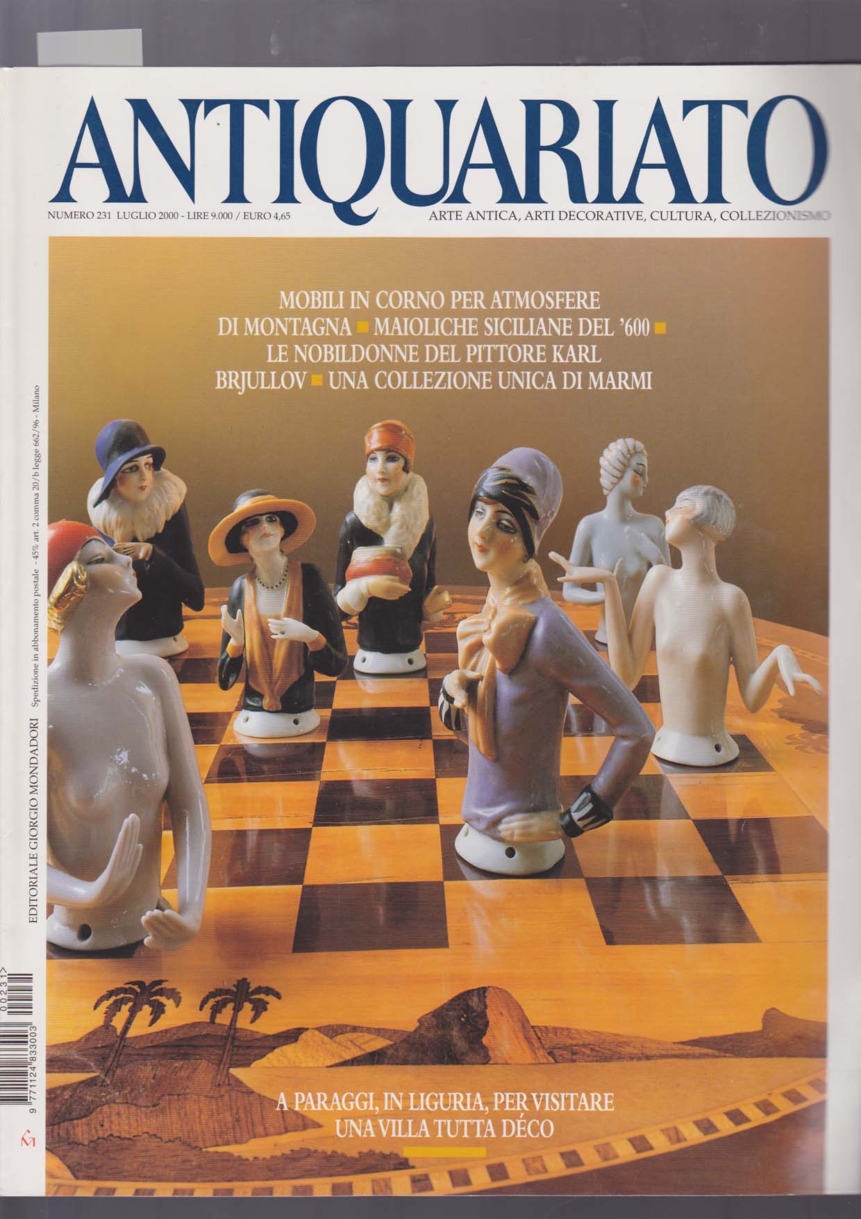 Parafuoco in legno di noce intagliato